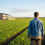 Agriculteur travaillant dans un champ avec des outils agricoles, illustrant le statut d'agriculteur en France