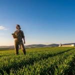 Agriculteur travaillant dans un champ, symbolisant les étapes pour devenir agriculteur rapidement en 2026