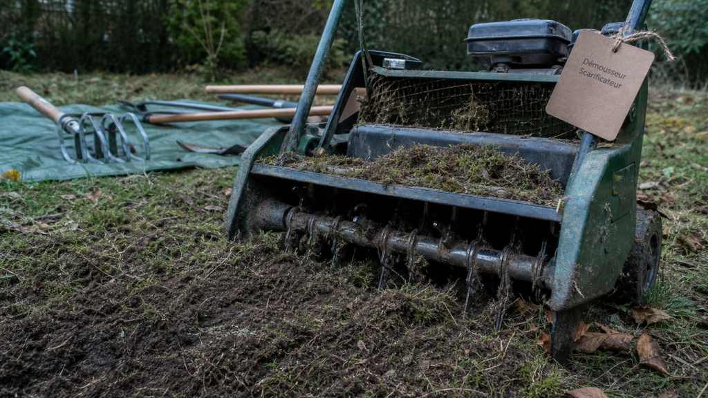 Démousseur ou scarificateur : pelouse avec mousse et lames de scarificateur