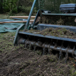 Démousseur ou scarificateur : pelouse avec mousse et lames de scarificateur