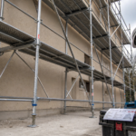Echafaudage fixe sur chantier de façade, acier galvanisé, garde-corps et planchers antidérapants