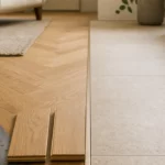 Jonction salon parquet cuisine carrelage, profilé de transition fin entre parquet et carrelage.