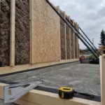 Mur à ossature bois en chantier : contreventement OSB et bardage