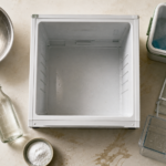 Nettoyer frigo au vinaigre doux : chiffon, eau tiède et bicarbonate