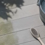 Nettoyer terrasse en composite avec eau savonneuse anti-mousse