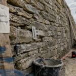Renforcer un mur en pierre qui penche : fil à plomb, jauge fissure et drainage