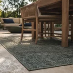Tapis d'exterieur rectangulaire sous table en teck, terrasse après pluie