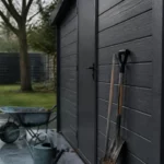 Abri de jardin composite gris anthracite, bois sans lasure, peu d’entretien