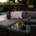 Salon de jardin d’angle en résine tressée sombre avec coussins et table verre