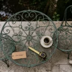 Salon de jardin fer forgé vert-de-gris : table ronde et 2 chaises