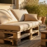 Salon de jardin palette en bois brut avec coussins beige