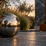 Boule décoration jardin extérieur en inox miroir, reflets réalistes sur terrasse sombre