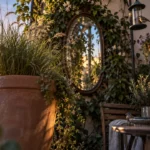 Décoration de jardin originale : balcon en ville avec jardinière, miroir et lanternes