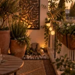 Décoration jardin extérieur gifi : terrasse urbaine étroite, pots et guirlande lumineuse