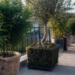 Plantes artificielles extérieur réalistes sur terrasse urbaine durable