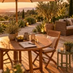 Mobilier jardin sur terrasse en bois : table ronde, chaises et salon détente